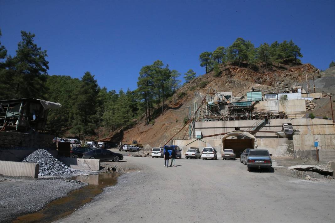 İğneyle kuyu kazıldı, madende göçük altında kalan işçiler kurtarıldı 9